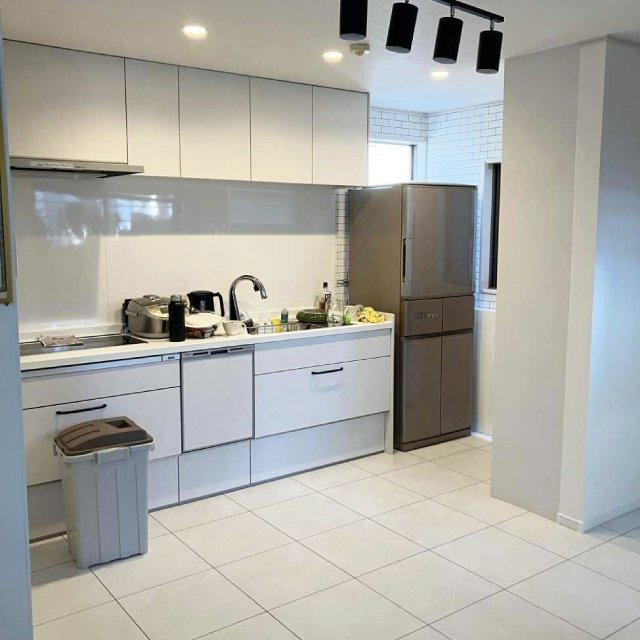 白でまとまった高級感のあるキッチン空間イメージ